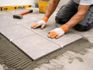 układanie płytek na podłodze